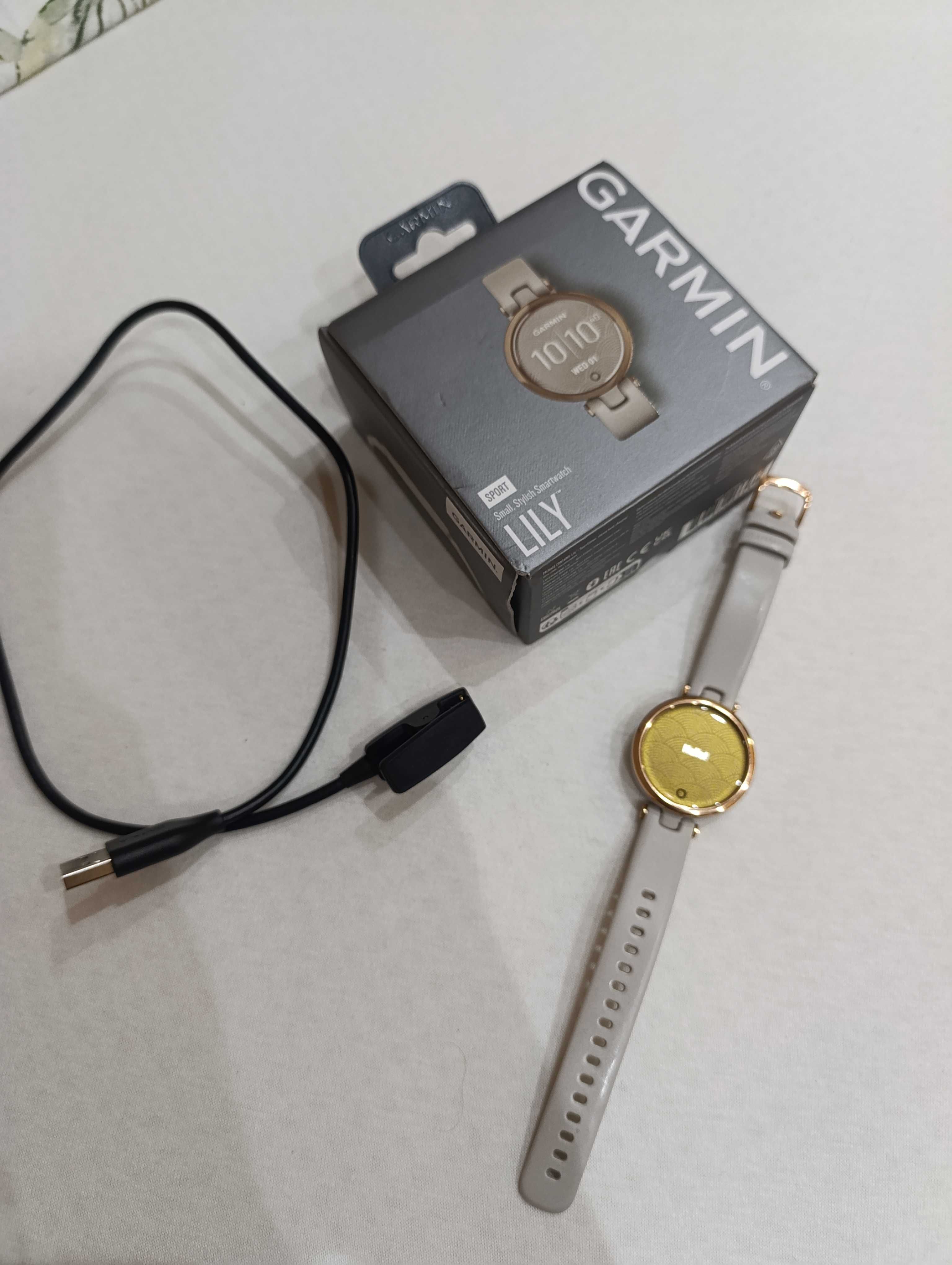 Часовник Smartwatch Garmin LILY, Rose Gold /Light Sand