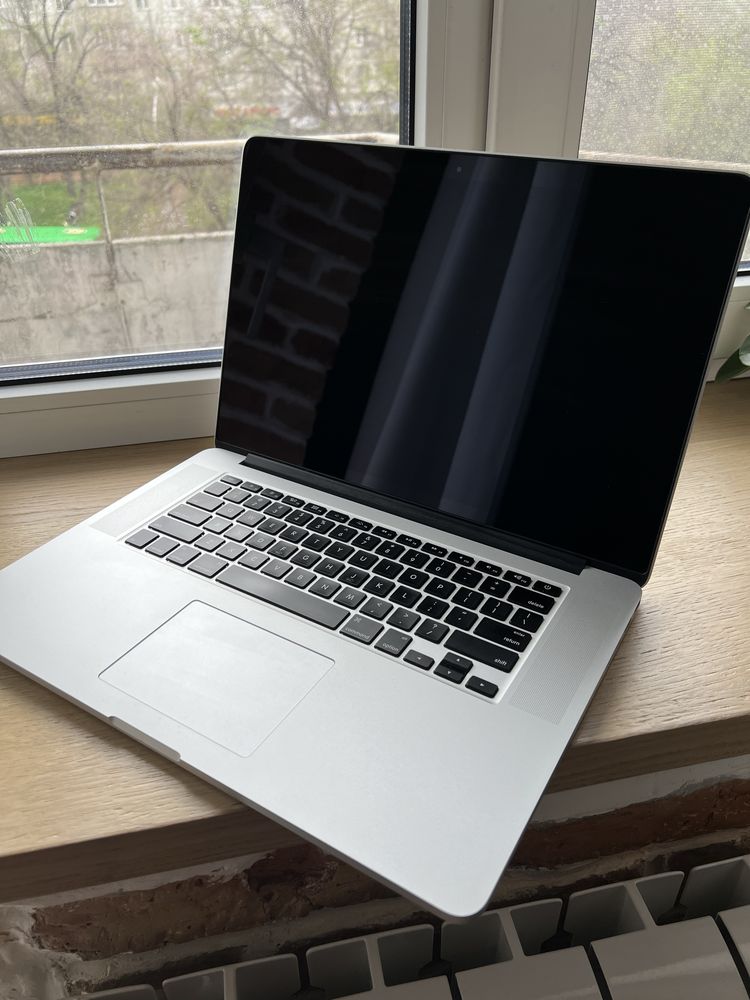 MacBook Pro mid 2015 15 inch i7 16/256