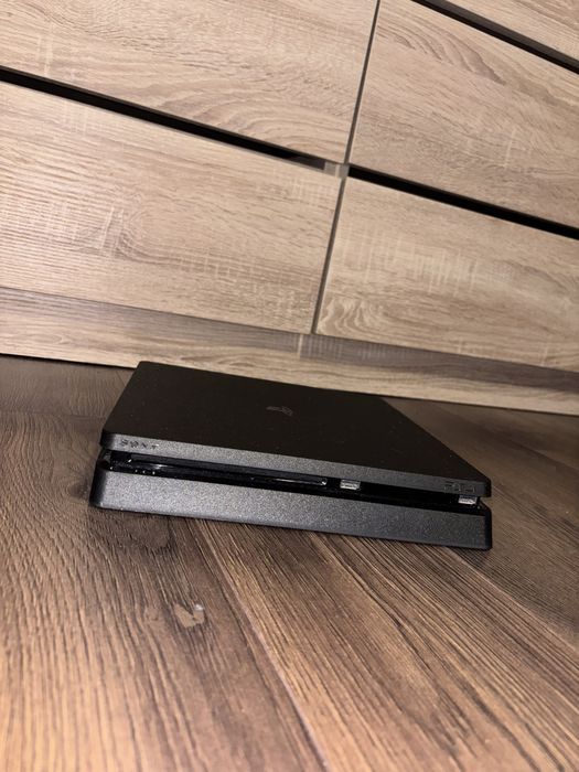 Vand PS4 + 2 manete + 7 jocuri