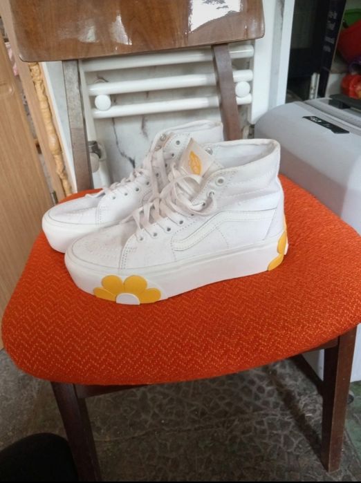 Teniși albi cu flori