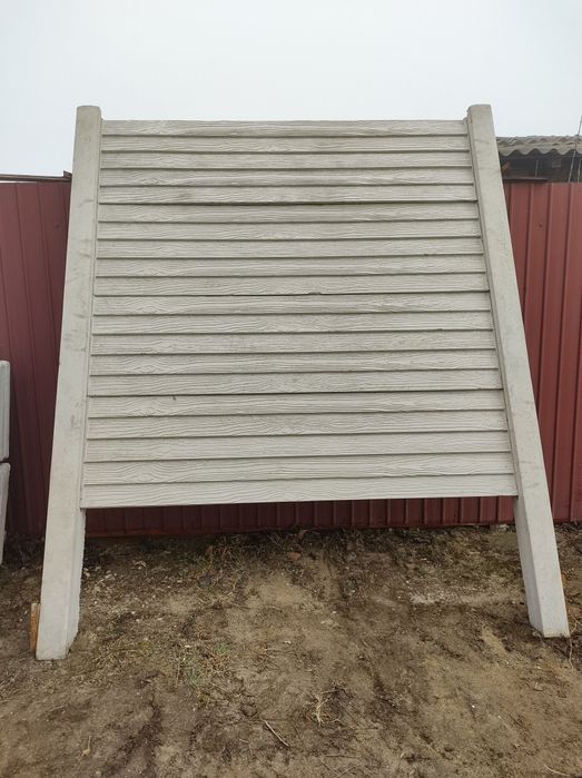 Coame temelie gard , capace stâlpi.