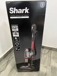 Aspirator vertical cu fir marca shark