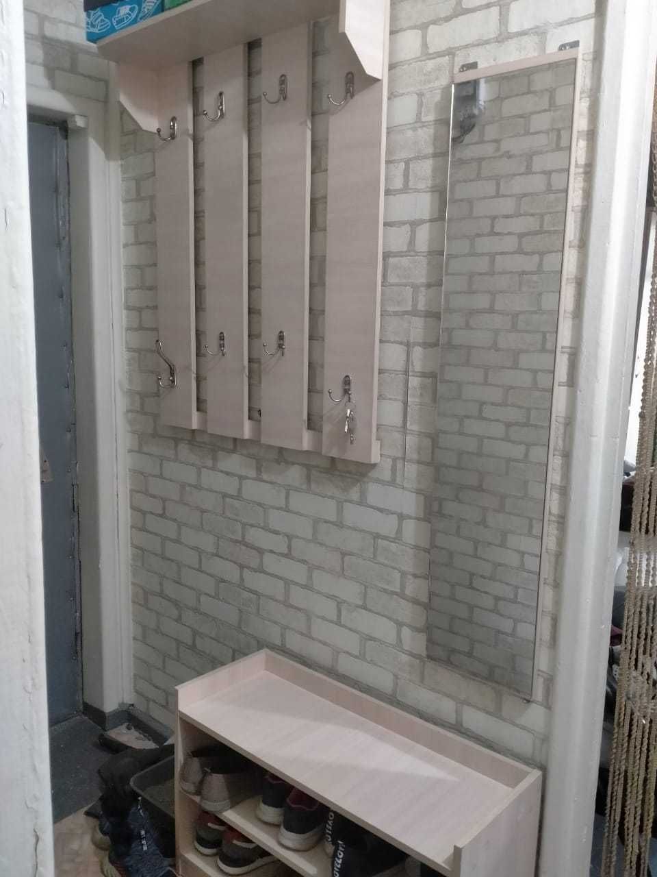 Стол для компьютера и прихожая
