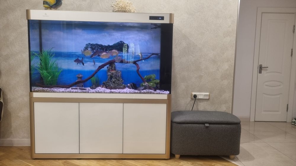 Продаётся привозной стеклянный аквариум
