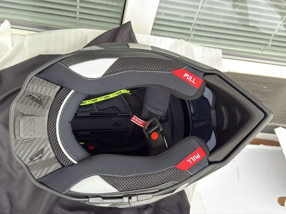 Продавам каска AIROH Commander 2 Carbon Gloss - M