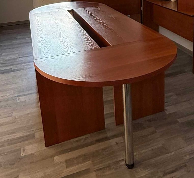 Офисный стол и шкаф