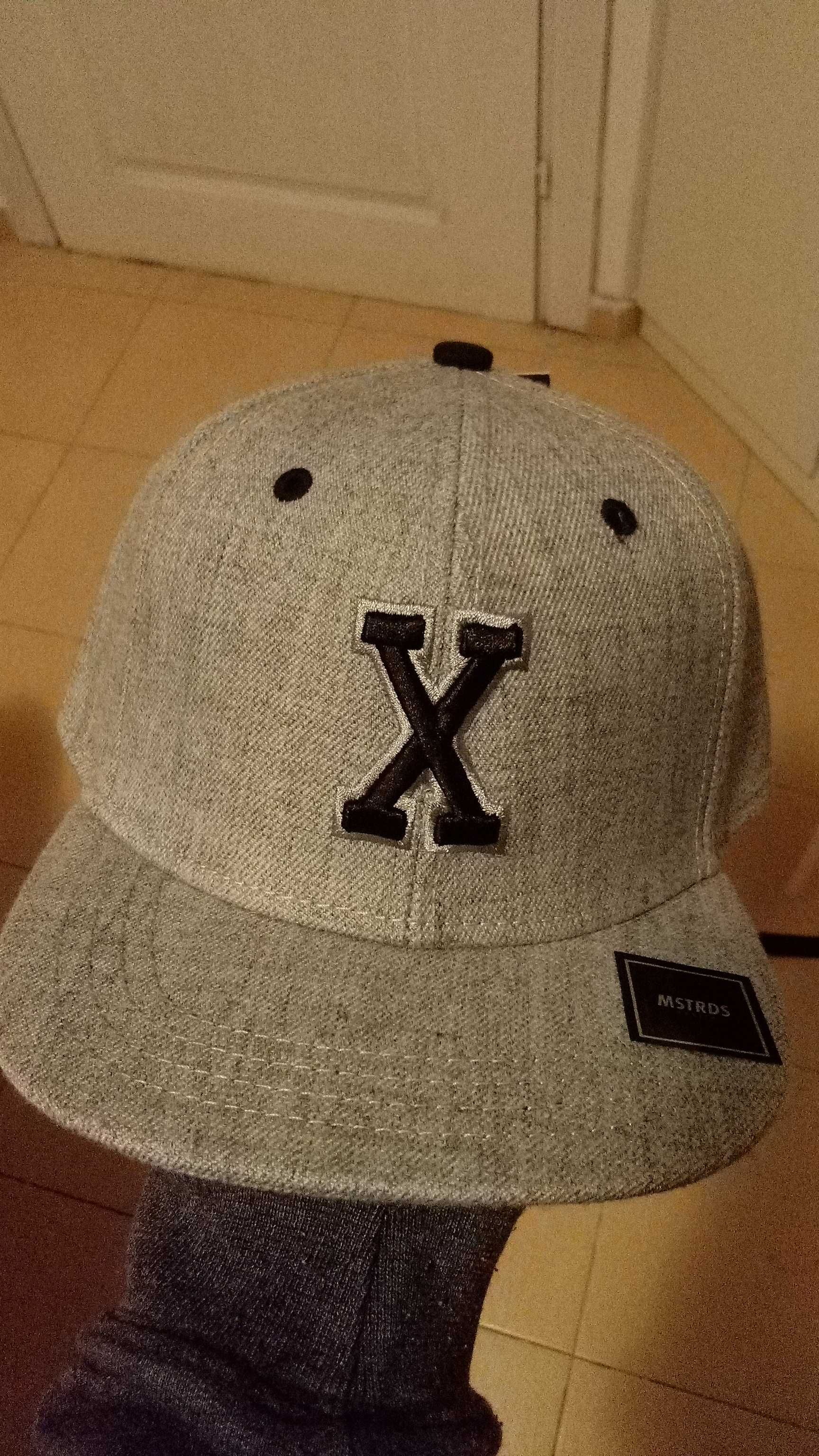 Snapback шапка с букавата X чисто нова!