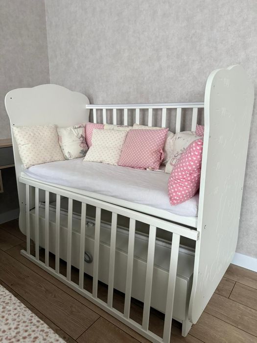 Кроватка детская, комплект на фото