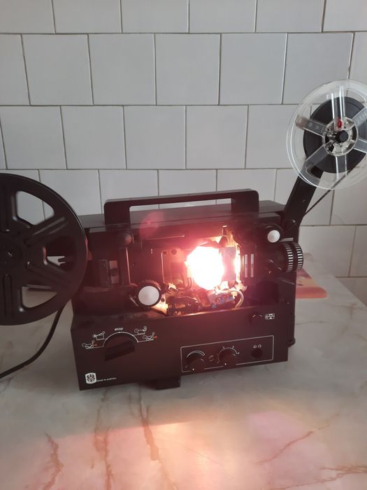 Aparat de proiecție film .Proiector.