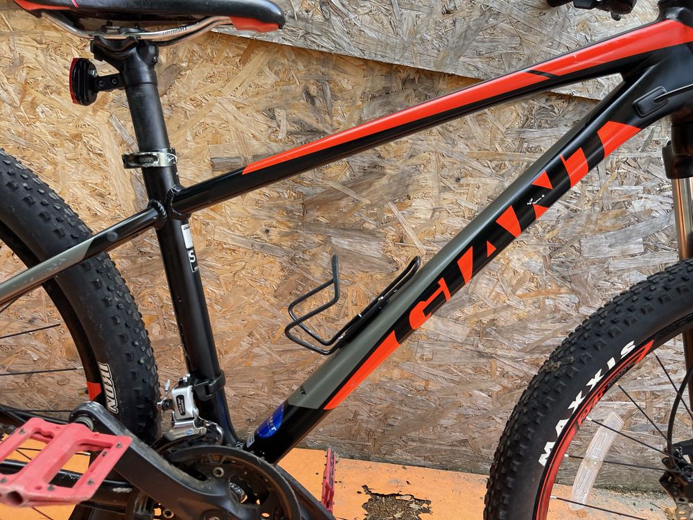 Bicicleta giant frane pe disc hidraulice roti 27.5” cadru aluminiu S