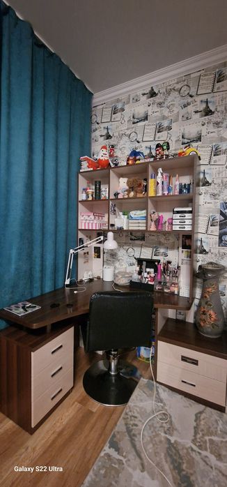 Продам стол и шкаф для детской комнаты.