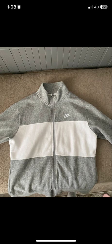 Vand bluza nike Noua