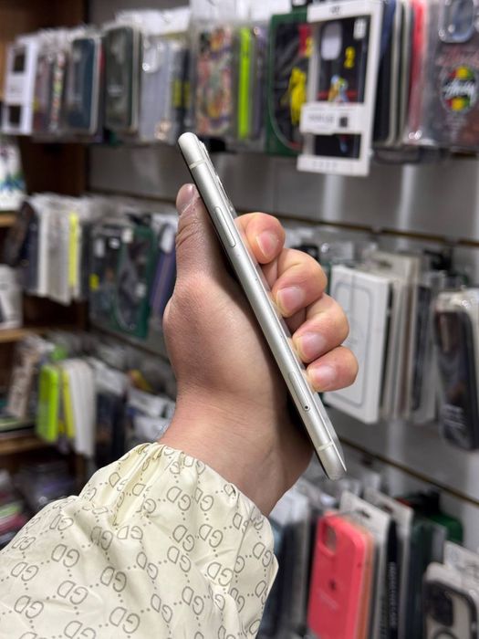 Iphone 11 64 gb Xolat Zor ochilmagan yomkst 78 hama joyi ishlid ayb yo