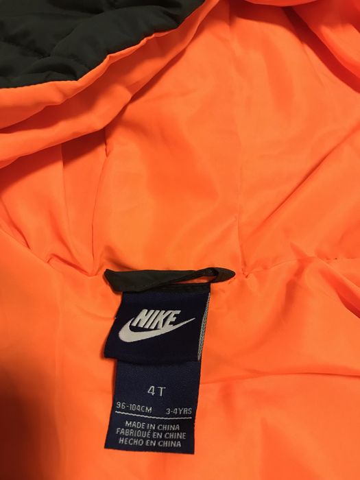 Продавам черно яке Найк за момче