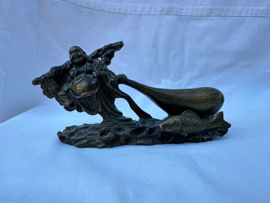 Буда с чувал на богатството и риба