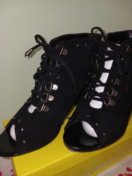 Женская обувь.  Oyoq kiyim