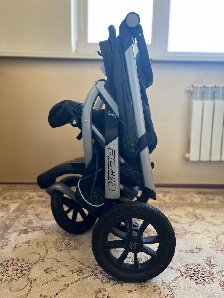 Продаю детскую прогулочную коляску Chicco Activ3