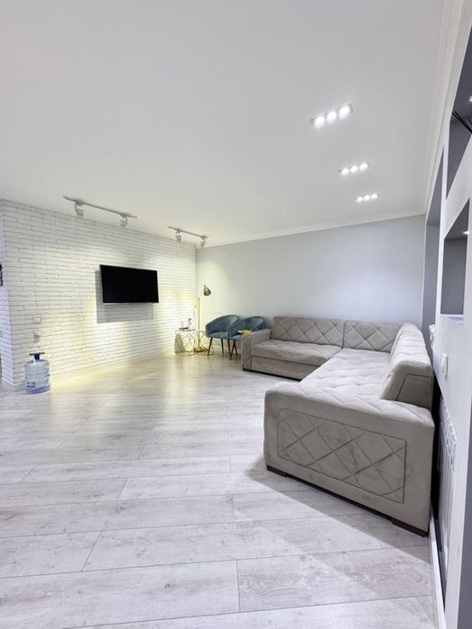 Новомосковская Продаётся Срочно Квартира 2/комнатная ор-р Бон кафе