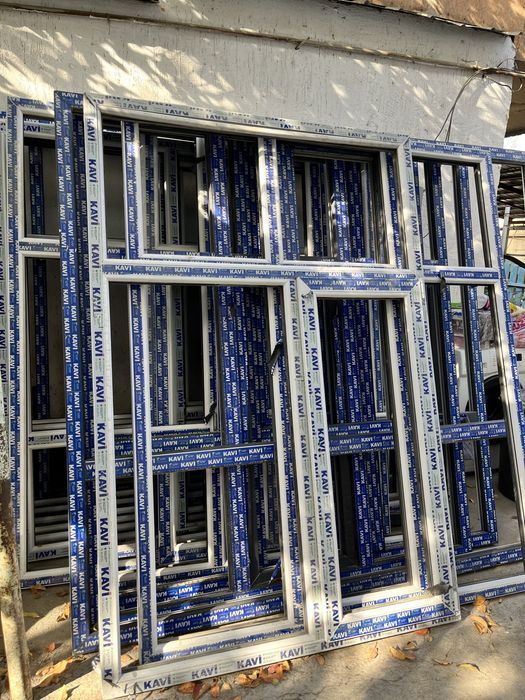 Оконные рамы,  со стеклом,  пластиковые новые, размеры большие,еврос