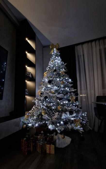 Brad de Craciun artificial cu efect de ninsoare