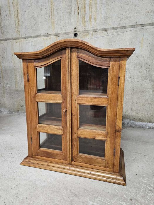 Витрина за стена изработена изцяло от масив