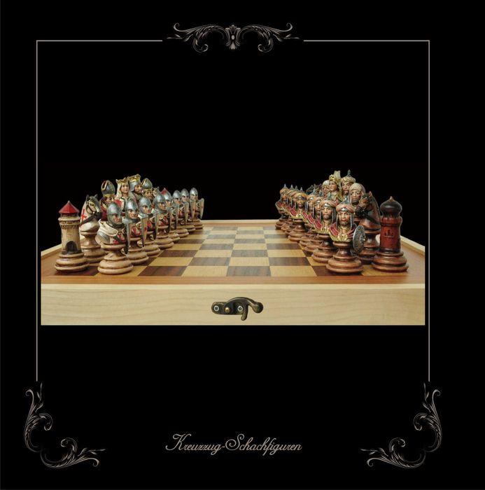 Sah sculptat cu tema cruciadei dintre Saladin si Richard Inima de Leu