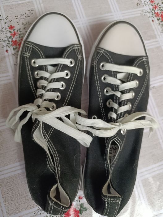 Продаётся спортивная обувь (кеды)42 размер