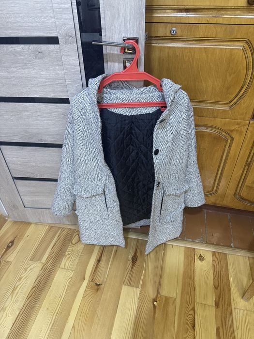 Продаётся женское димесезонное пальто с капюшоном