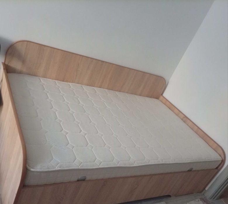 Vând pat 120/200 cu tot cu saltea!