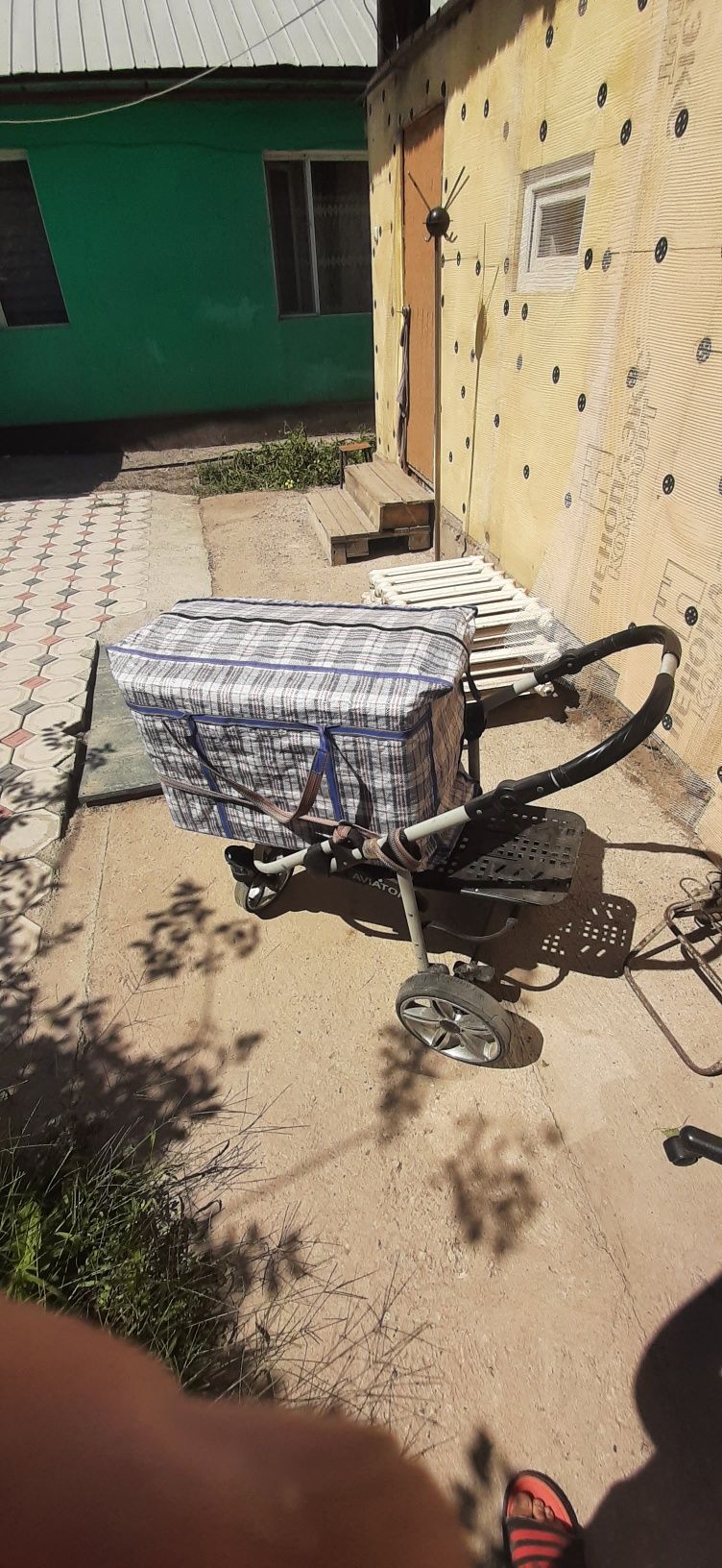 Термокоробка с коляской для торговли готовой едой и напитками
