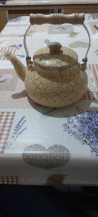 Ceainic emailat cu maner de lemn