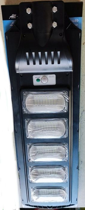 Светильник с солнечным панелью.