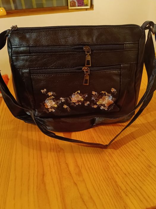 Малка дамска чанта с бродерия,  размери 26/20/11 см