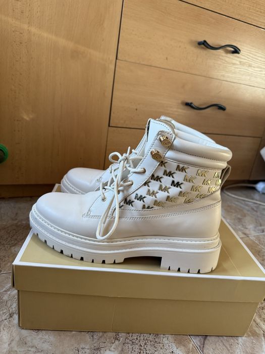Бели боти michael kors