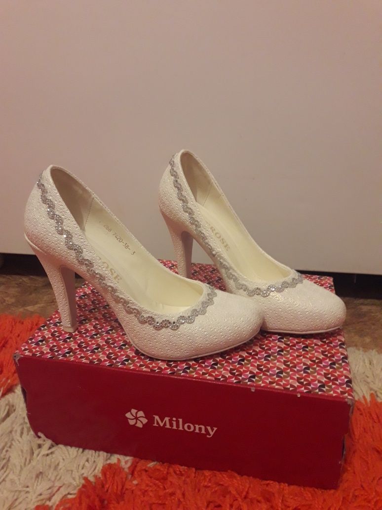 Срочно продам! Белые туфли.