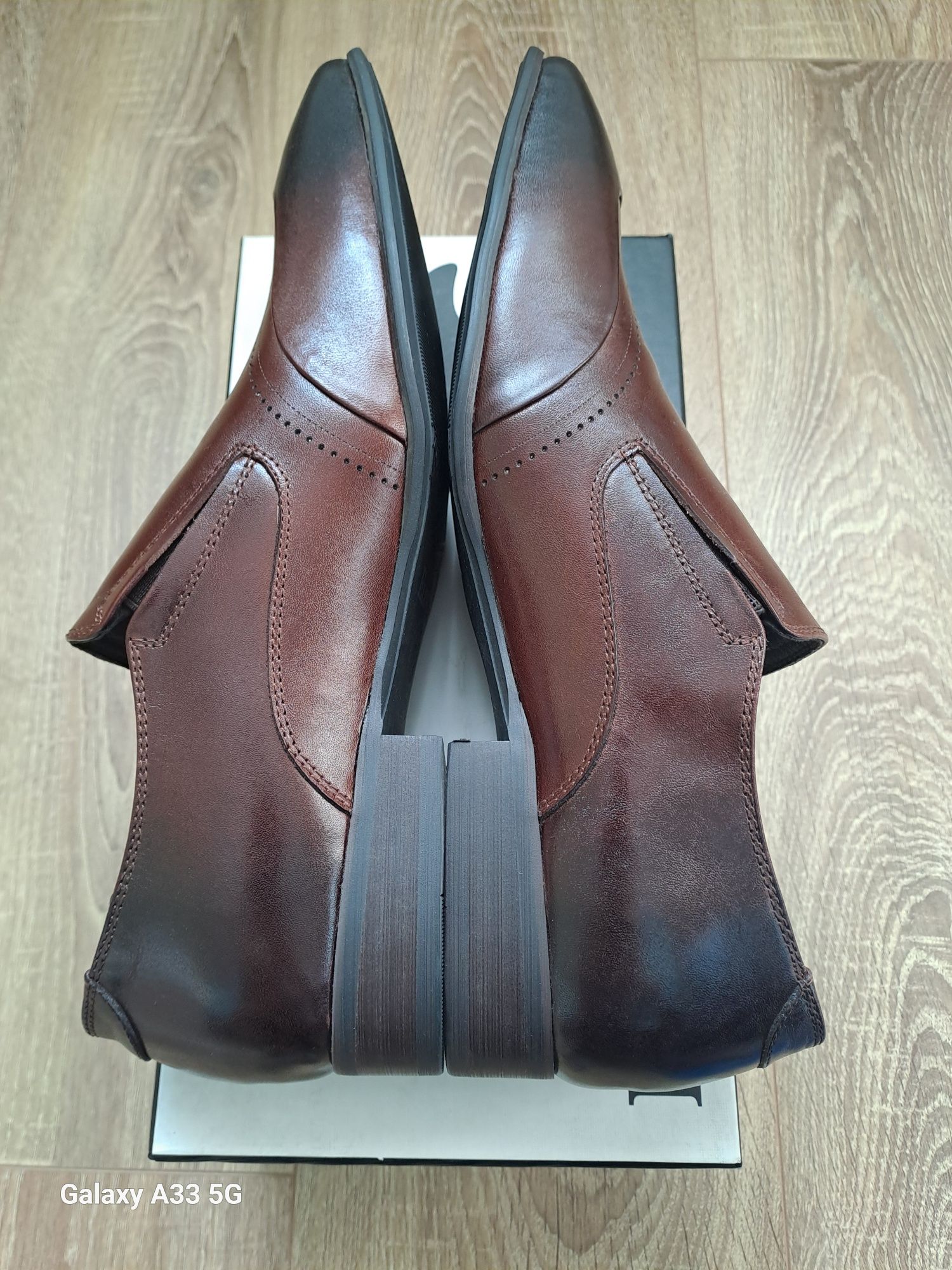 Noi! Vand pantofi de vara din piele pentru bărbați brand Eldemas.