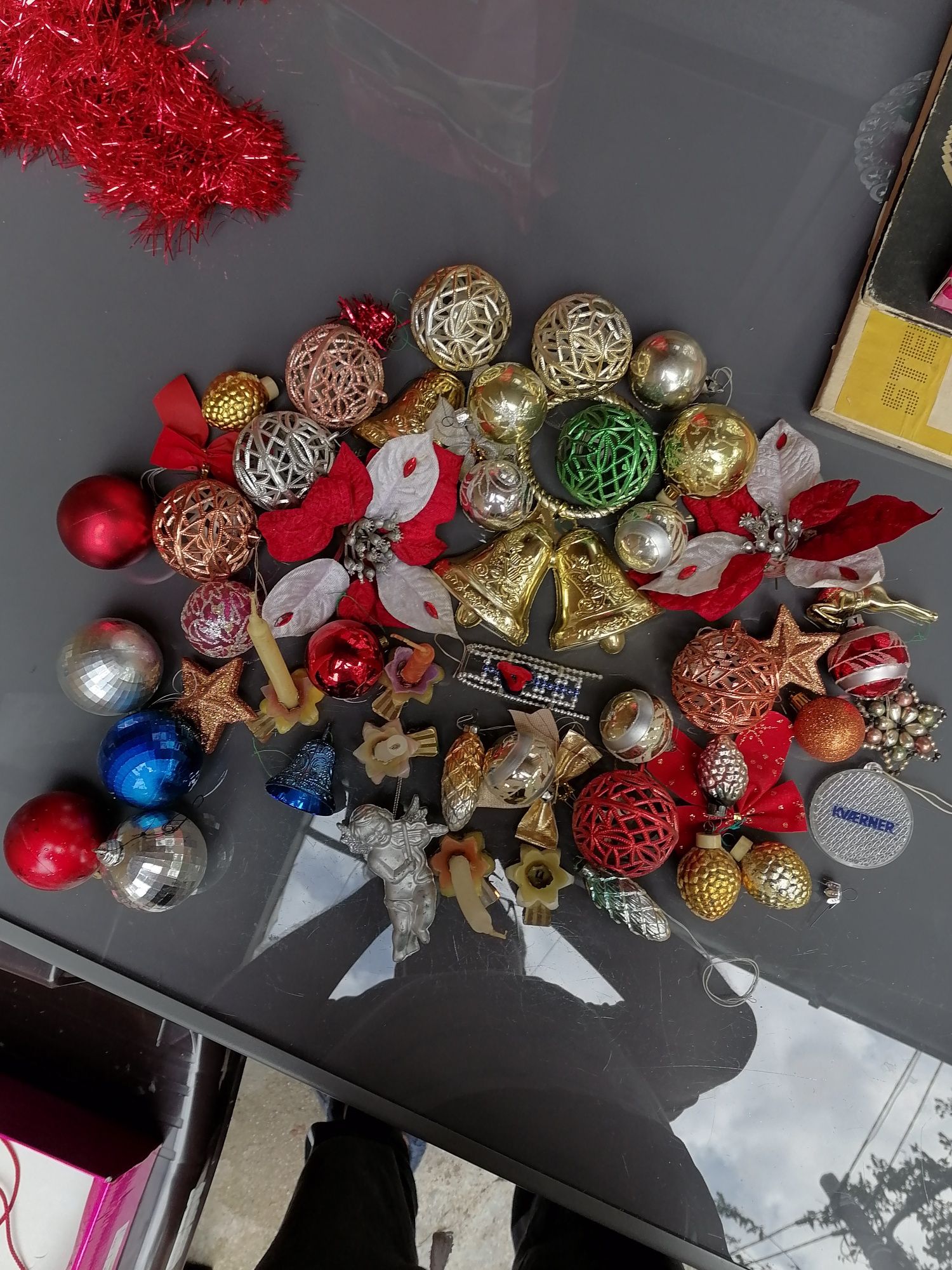 Instalații, globuri, ornamente vechi pentru brad.