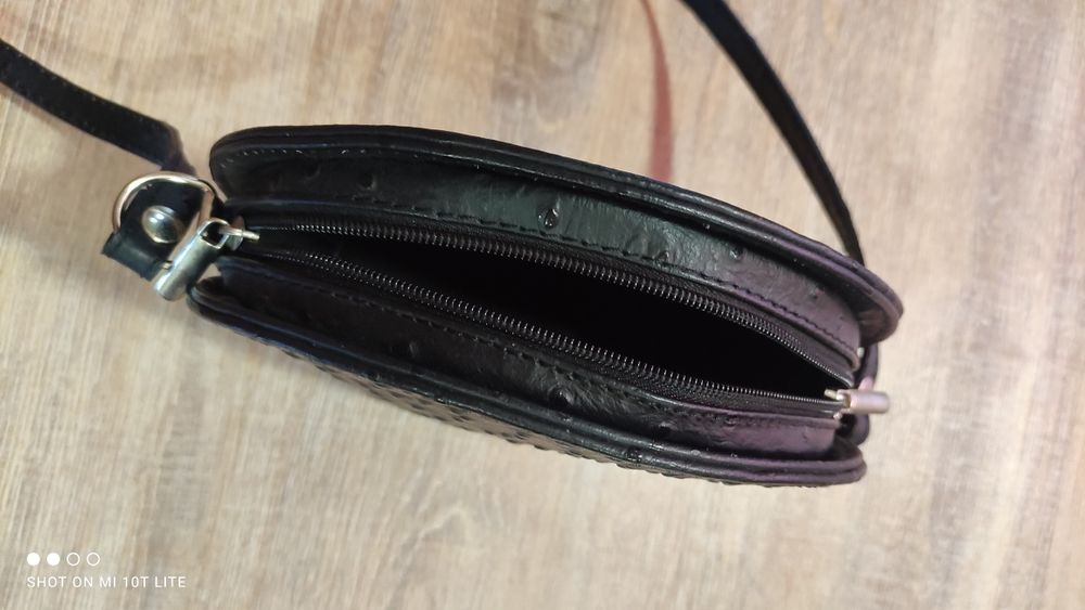 малка черна чантичка