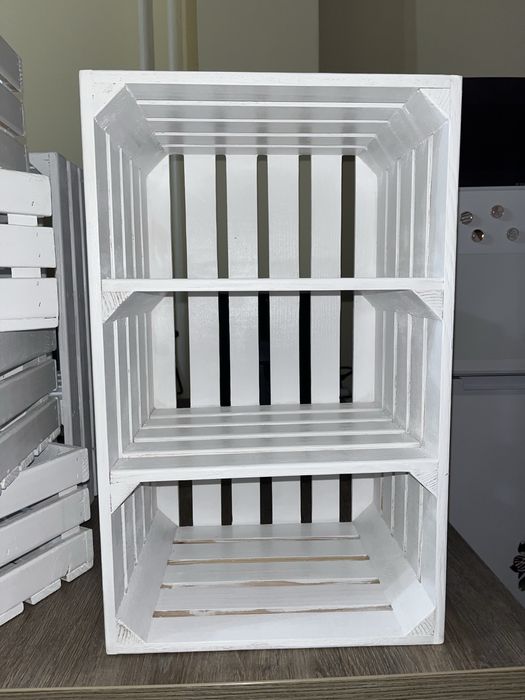 Vând rafturi din lemn versatile, finisate și vopsite manual