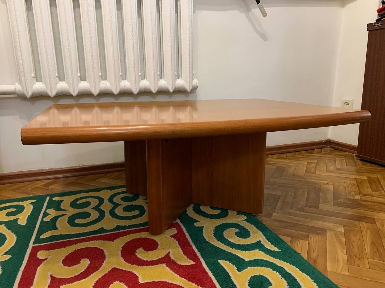 Продам журнальный столик из массивного дерева, отличного качества.