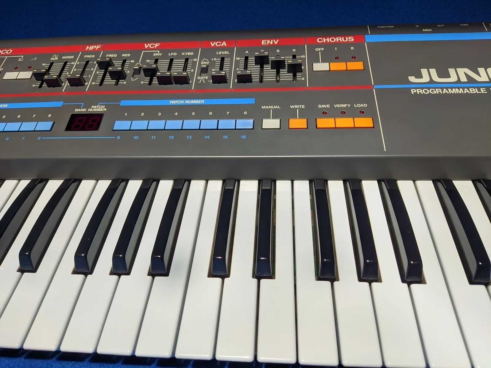 Roland Juno-106 (аналогов синтезатор)