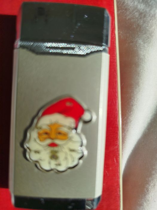 Продавам запалка със светещ дядо Коледа