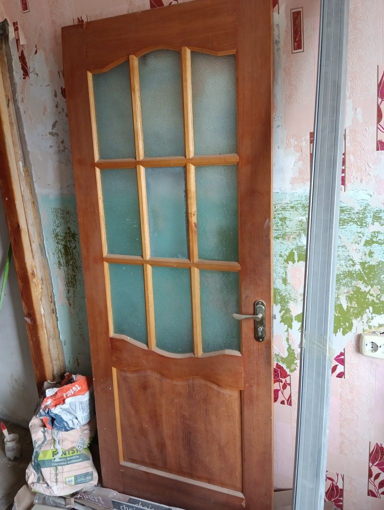 Продаю б/у деревянную дверь