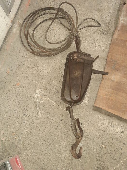 Продам лебёдка  Лягушка поднимает  5 тонн, советского производства,