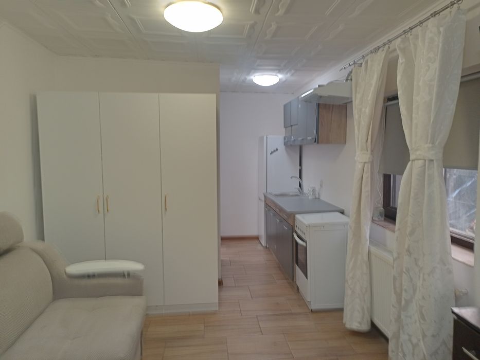 Închiriez cameră cu baie proprie și bucătărie