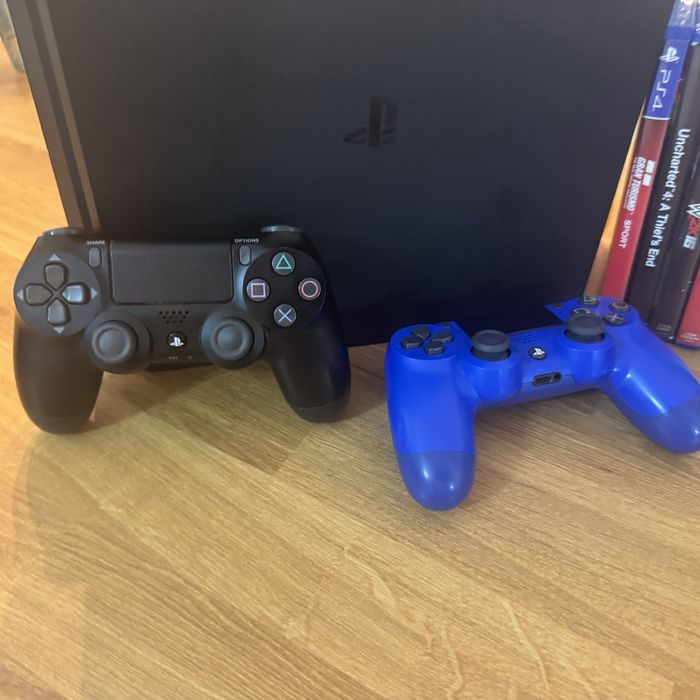 Vand ps4 slim de 1TB MEMORIE 2 manete 8 jocuri