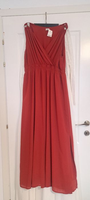 Vând rochii noi cu eticheta.