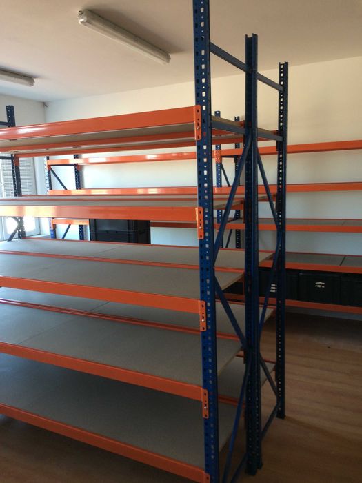 Стелажи - средно тежки стелажи за склад и магазин