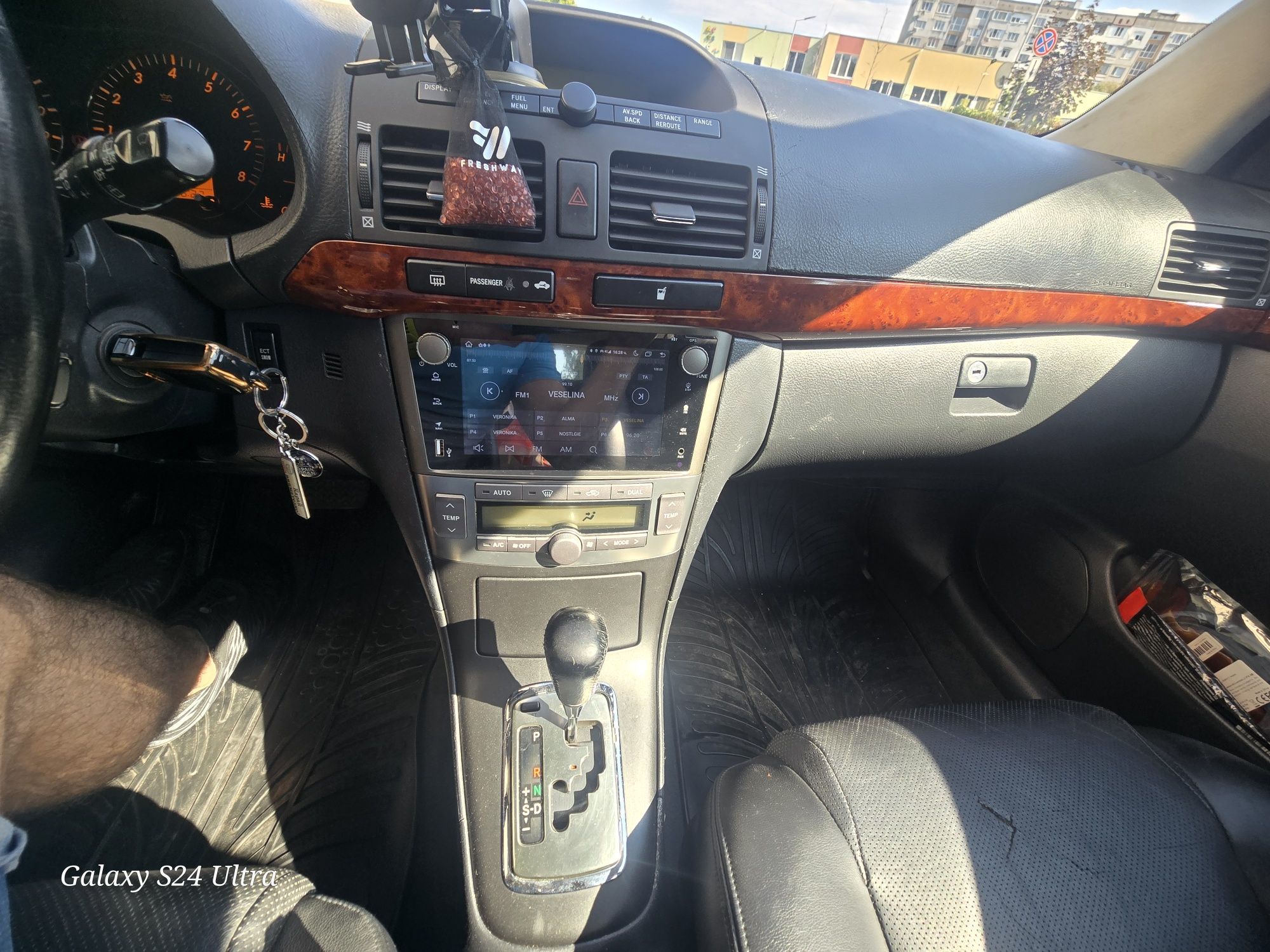Продавам личния си автомобил Toyota Avensis T 25 2004 автомат