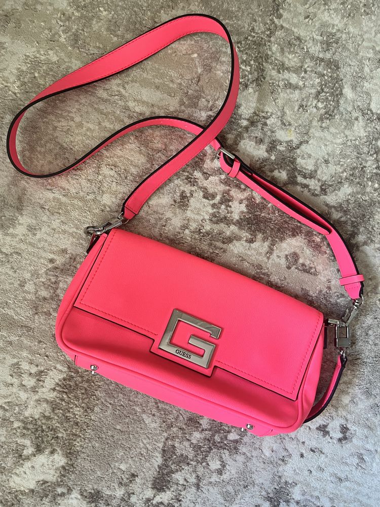 Маркова чанта Guess